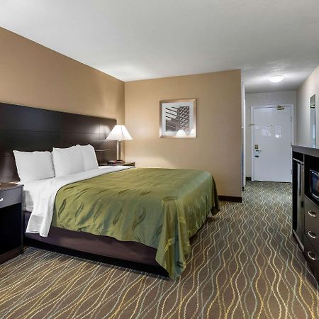 Quality Inn & Suites Des Moines - Merle Hay Road Урбандейл  Екстер'єр фото