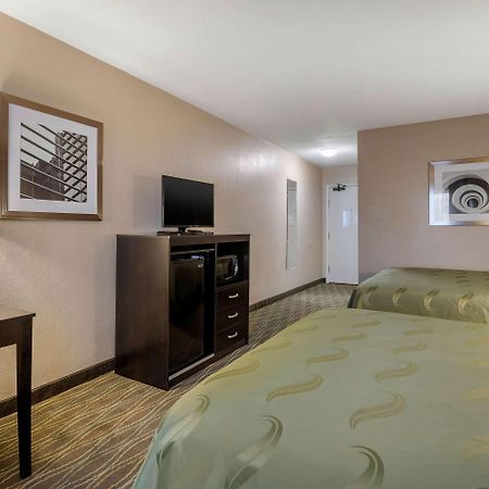 Quality Inn & Suites Des Moines - Merle Hay Road Урбандейл  Екстер'єр фото