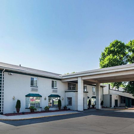 Quality Inn & Suites Des Moines - Merle Hay Road Урбандейл  Екстер'єр фото