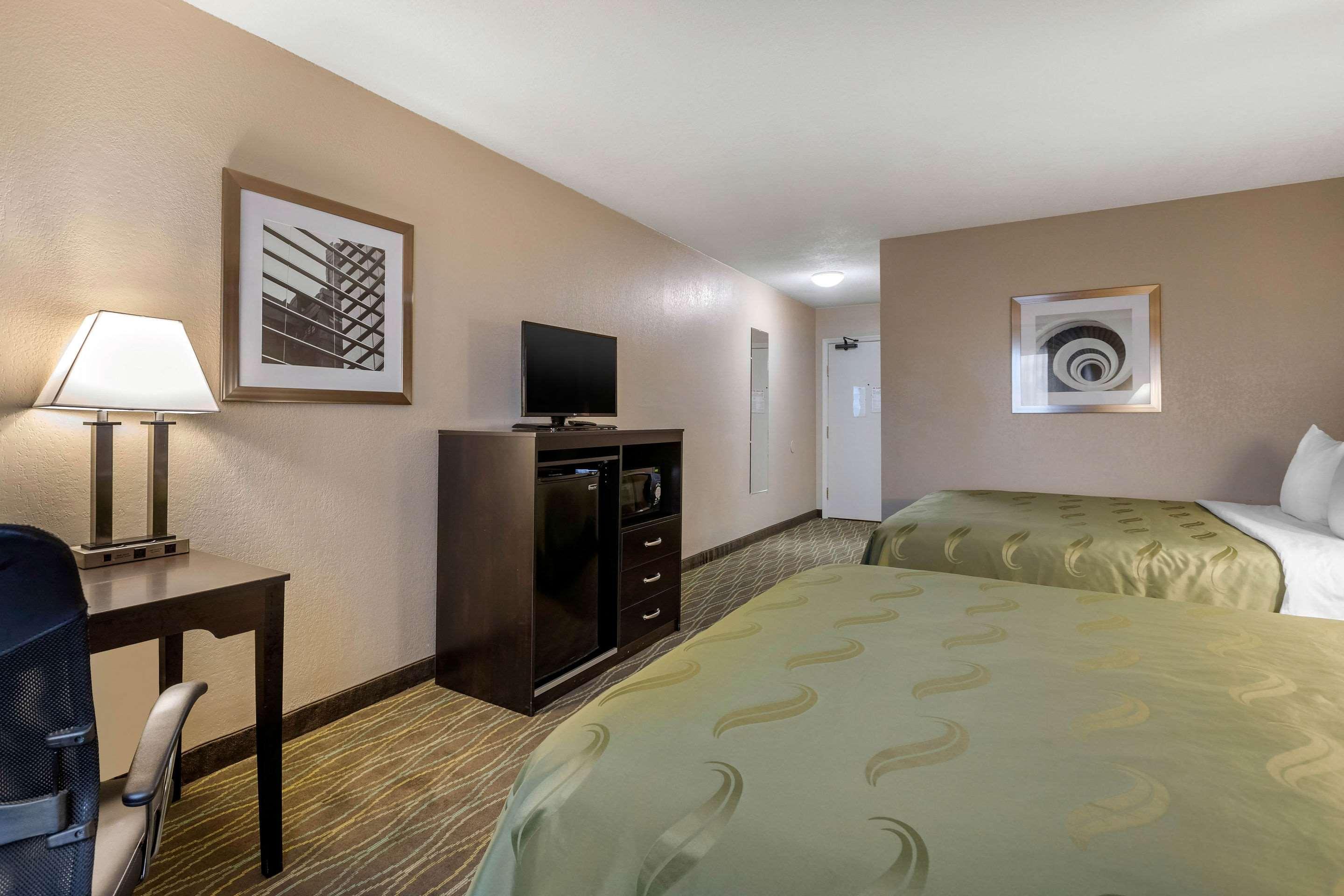 Quality Inn & Suites Des Moines - Merle Hay Road Урбандейл  Екстер'єр фото