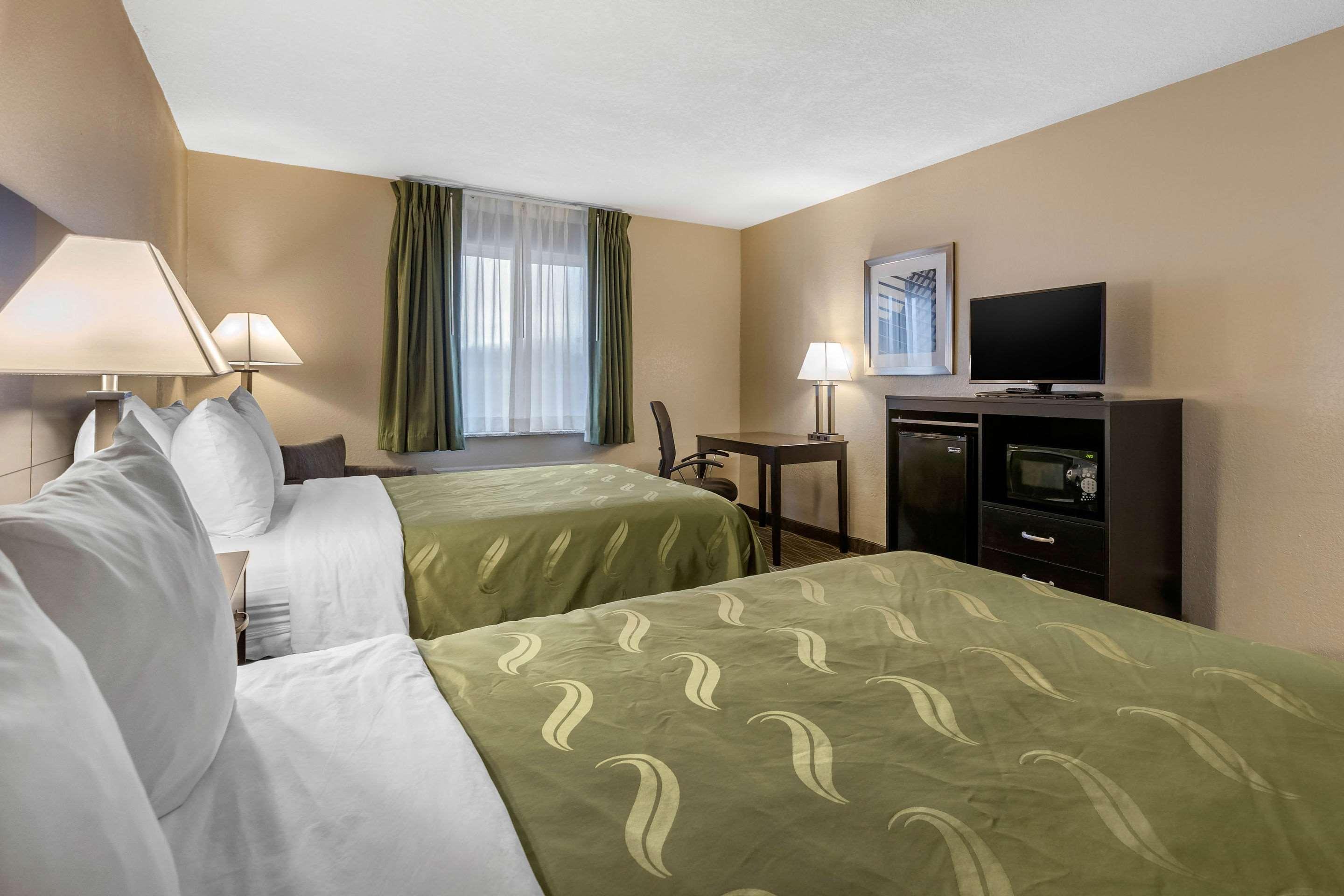 Quality Inn & Suites Des Moines - Merle Hay Road Урбандейл  Екстер'єр фото