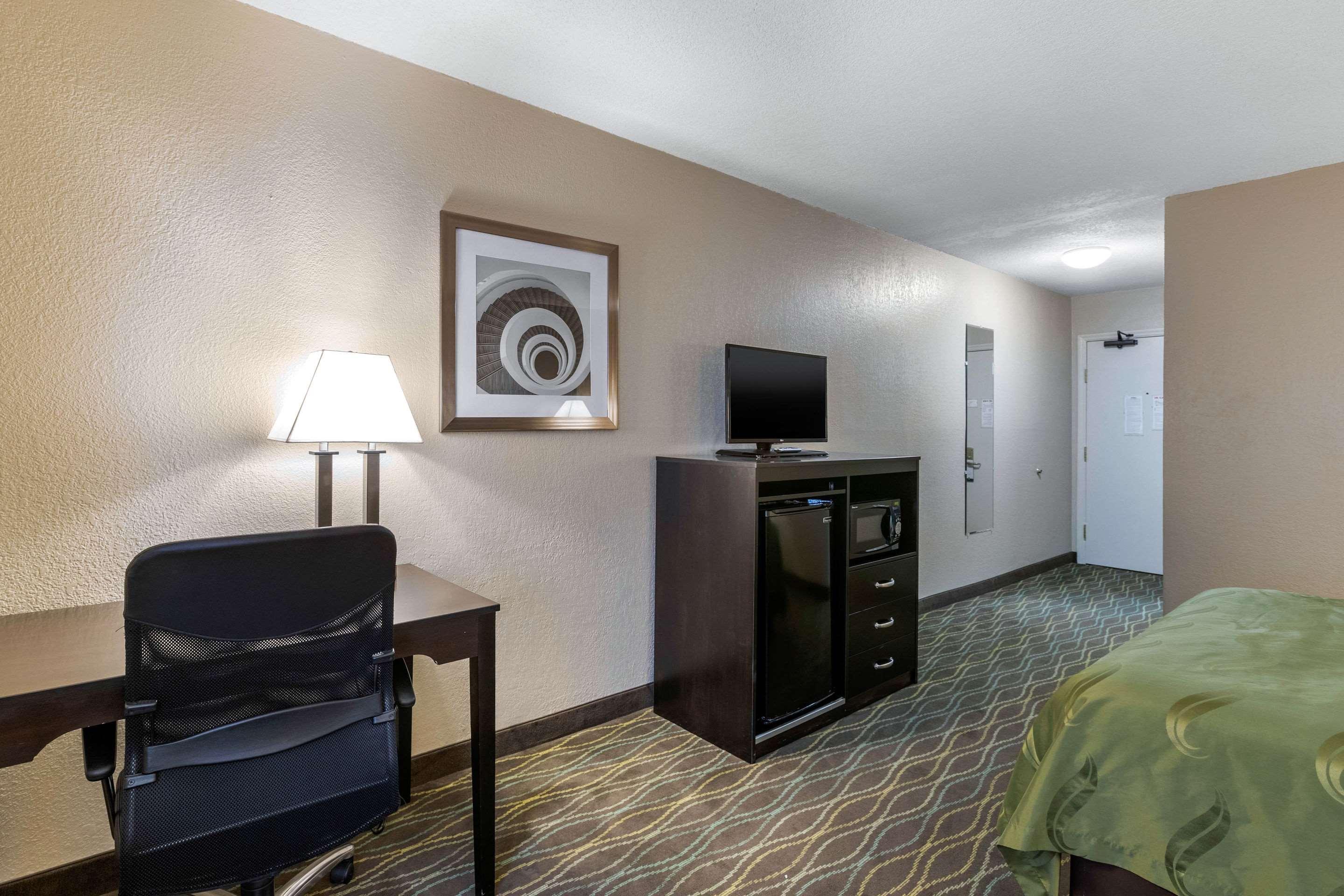 Quality Inn & Suites Des Moines - Merle Hay Road Урбандейл  Екстер'єр фото
