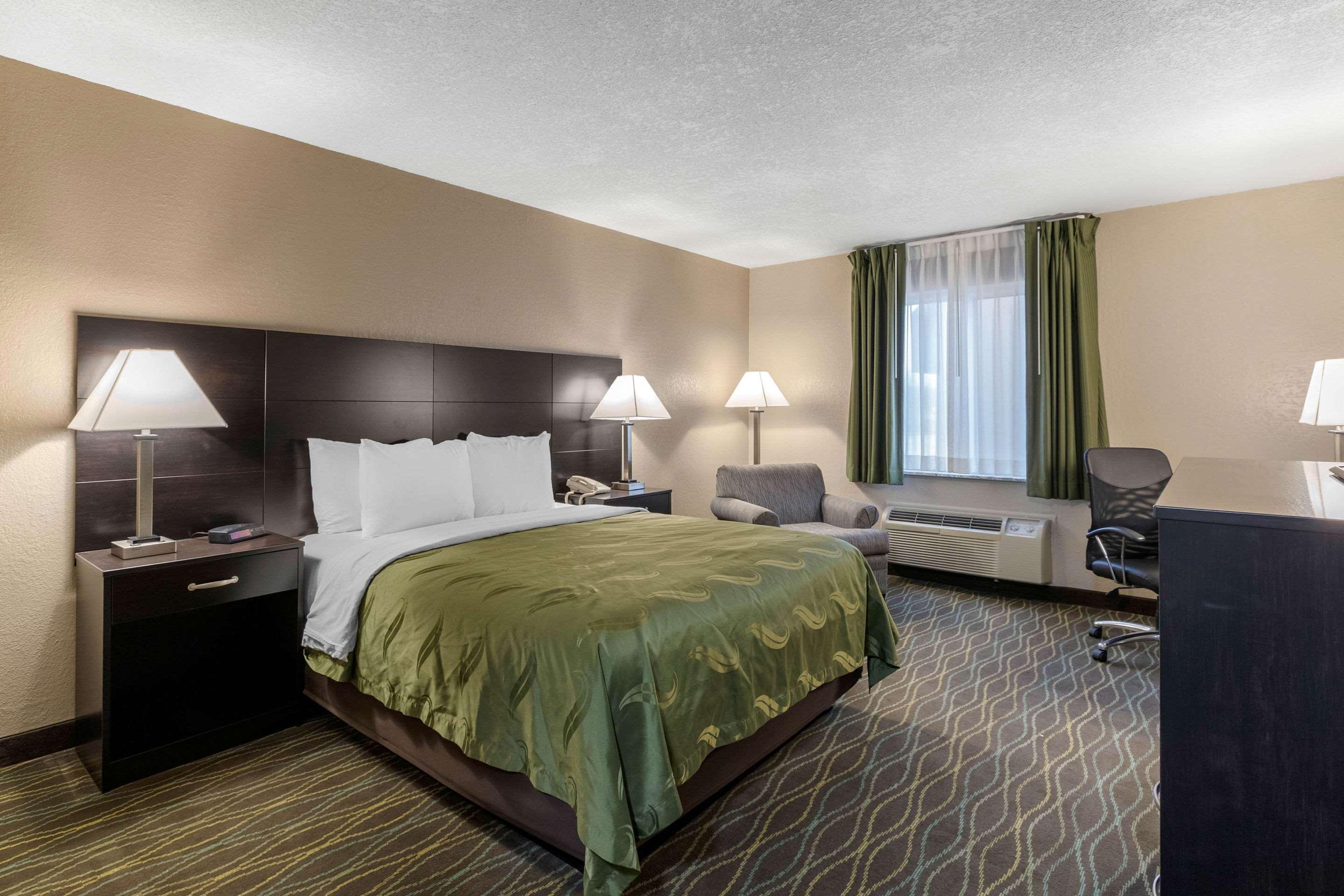 Quality Inn & Suites Des Moines - Merle Hay Road Урбандейл  Екстер'єр фото
