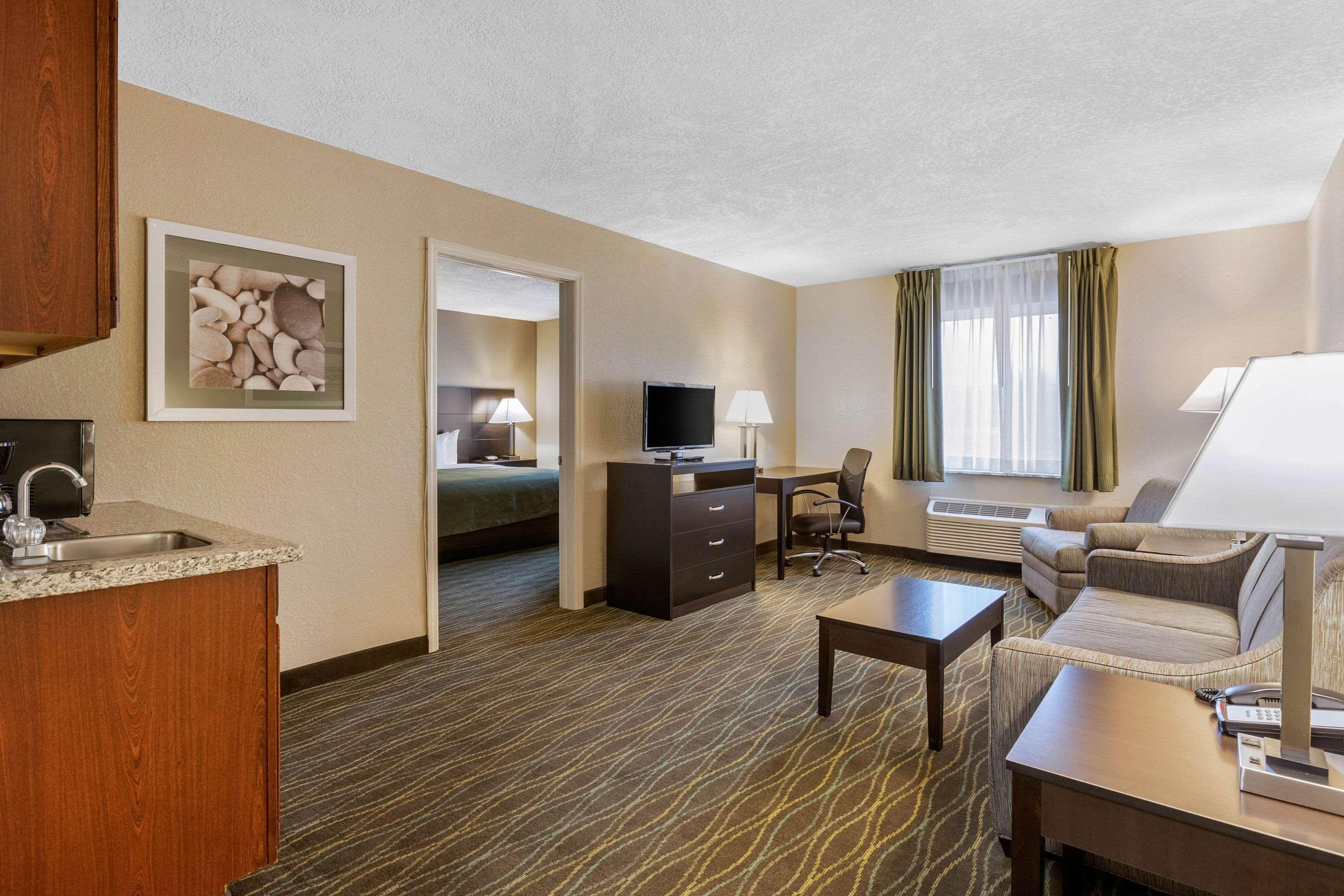 Quality Inn & Suites Des Moines - Merle Hay Road Урбандейл  Екстер'єр фото