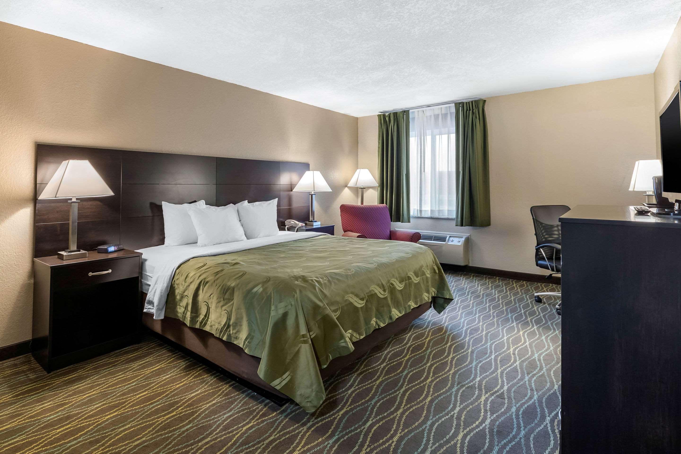 Quality Inn & Suites Des Moines - Merle Hay Road Урбандейл  Екстер'єр фото