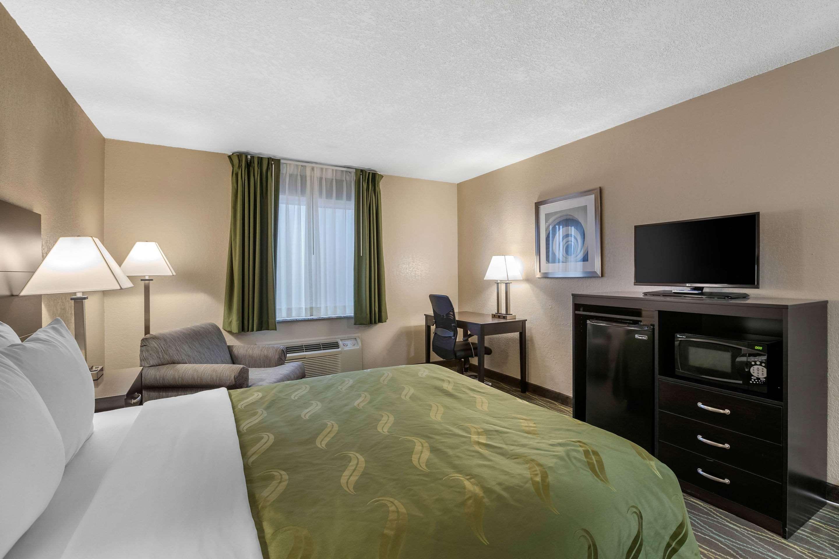Quality Inn & Suites Des Moines - Merle Hay Road Урбандейл  Екстер'єр фото