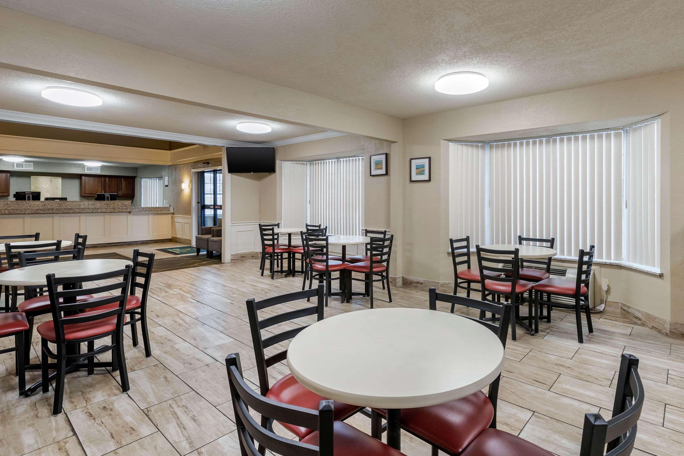 Quality Inn & Suites Des Moines - Merle Hay Road Урбандейл  Екстер'єр фото