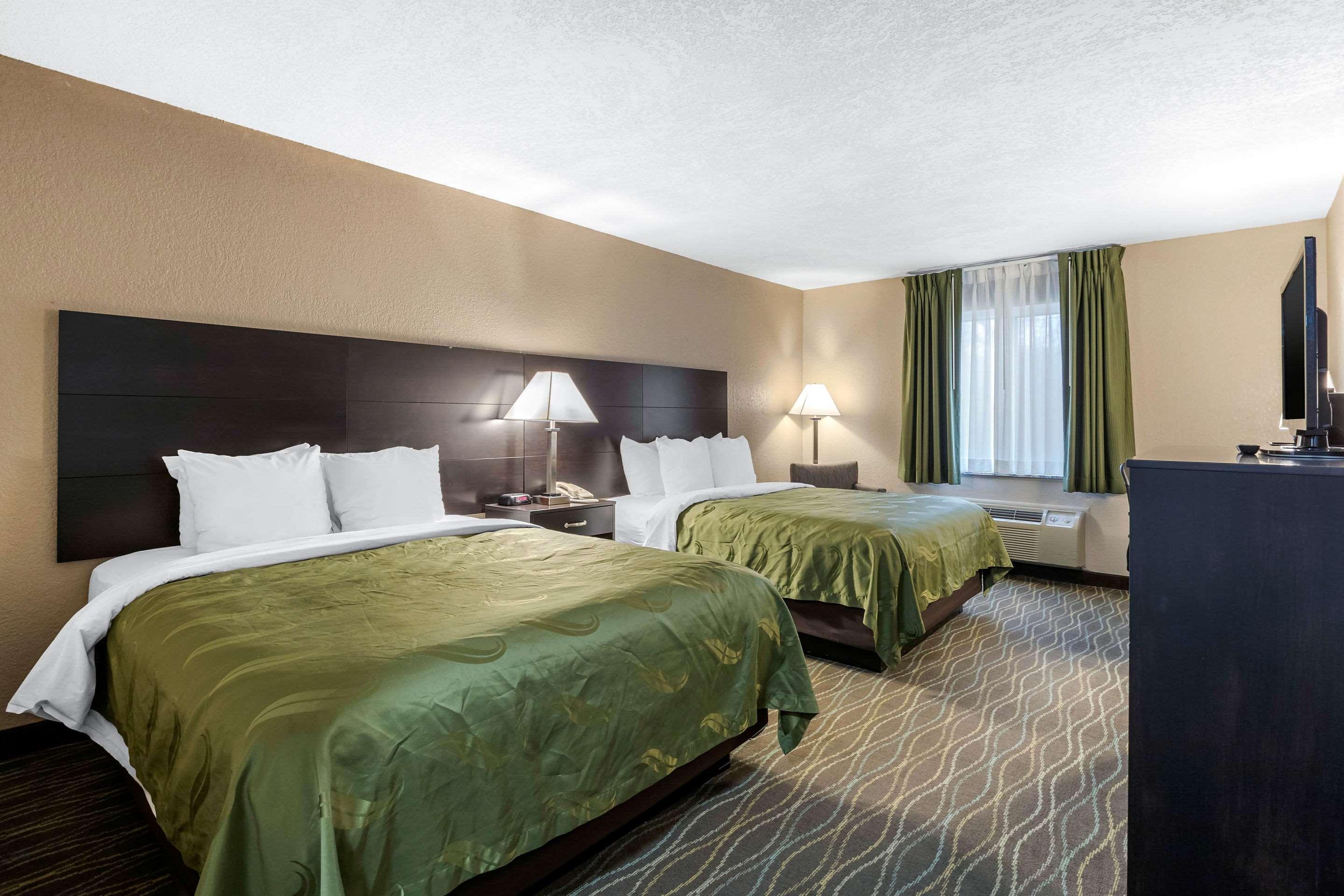Quality Inn & Suites Des Moines - Merle Hay Road Урбандейл  Екстер'єр фото
