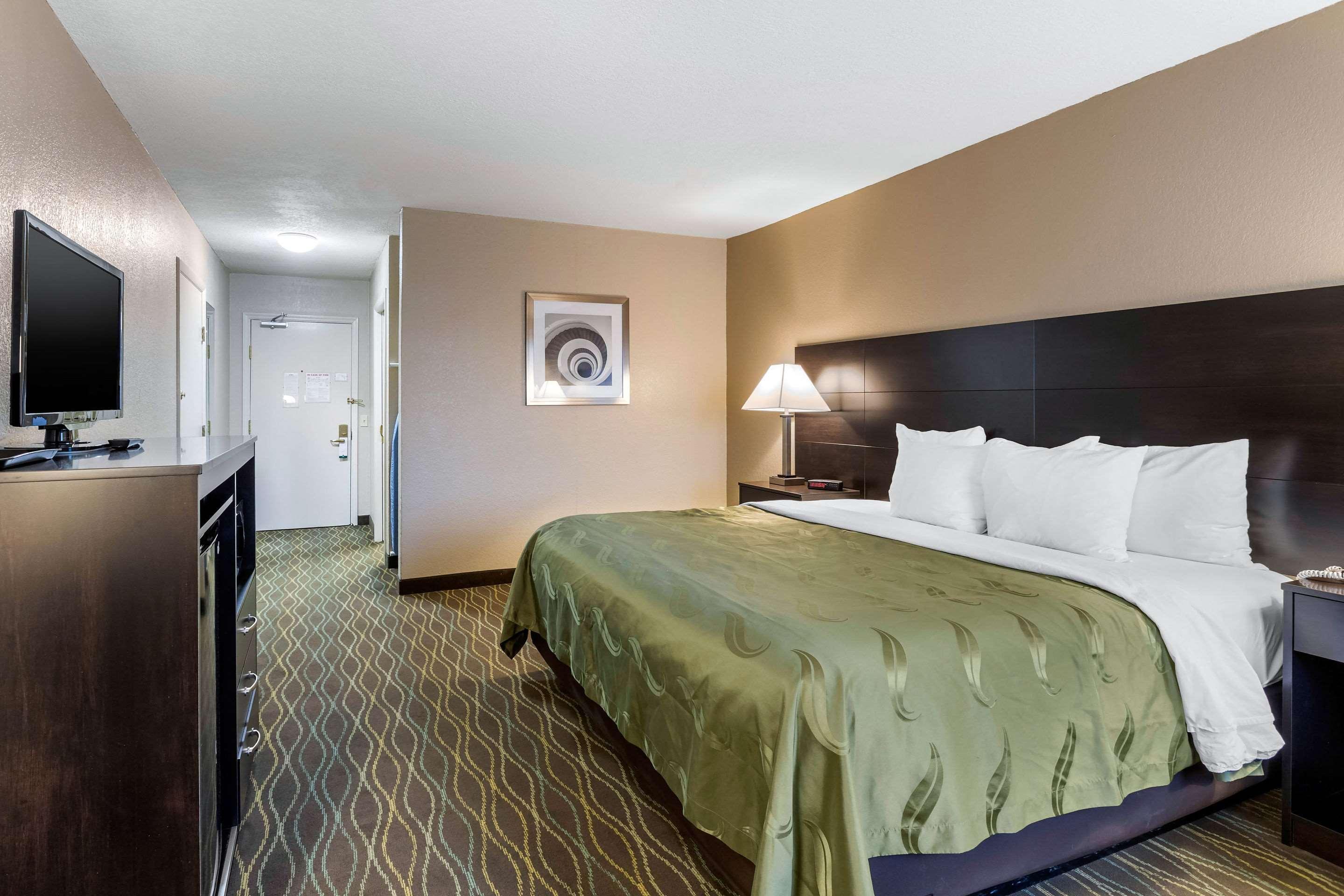 Quality Inn & Suites Des Moines - Merle Hay Road Урбандейл  Екстер'єр фото