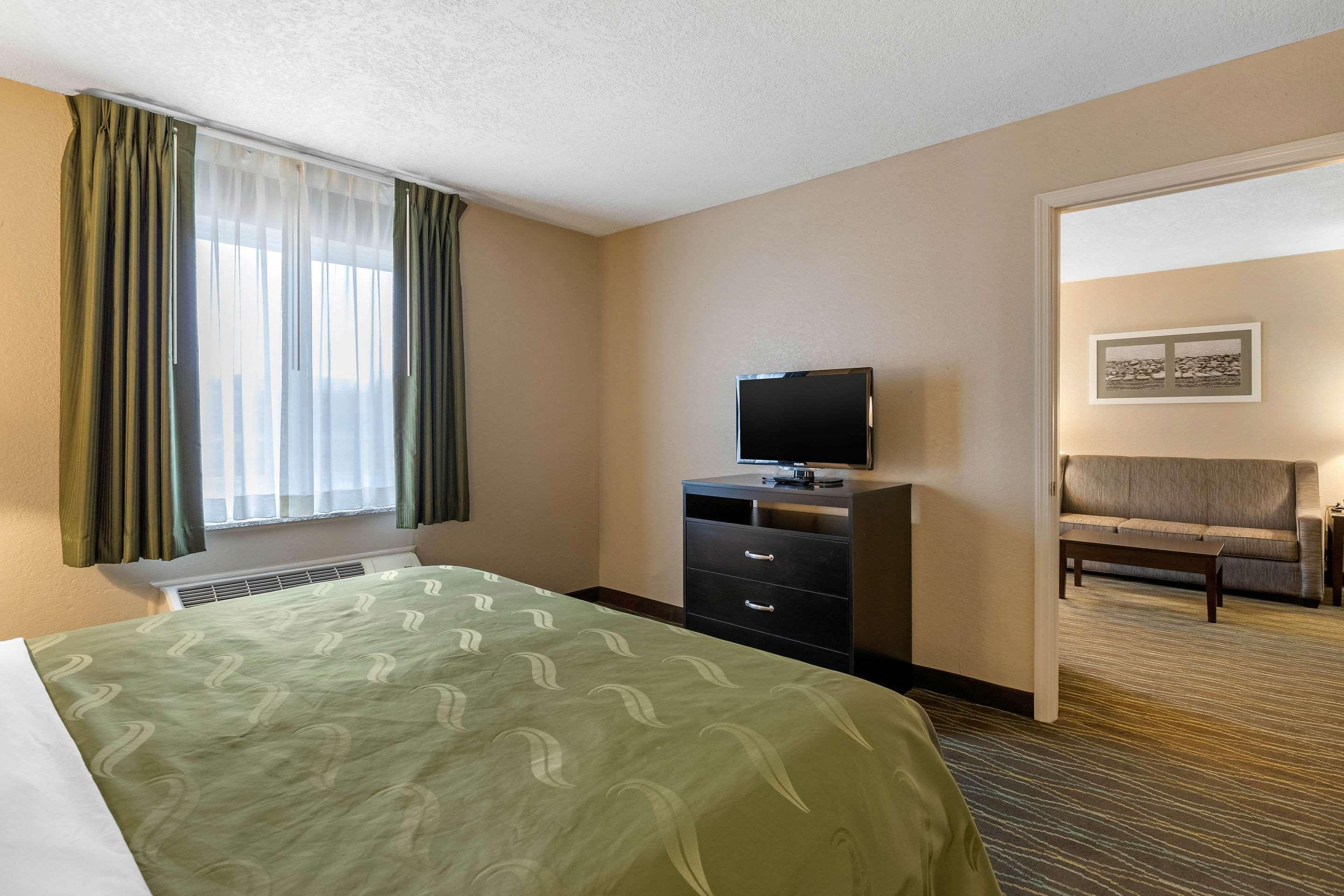 Quality Inn & Suites Des Moines - Merle Hay Road Урбандейл  Екстер'єр фото