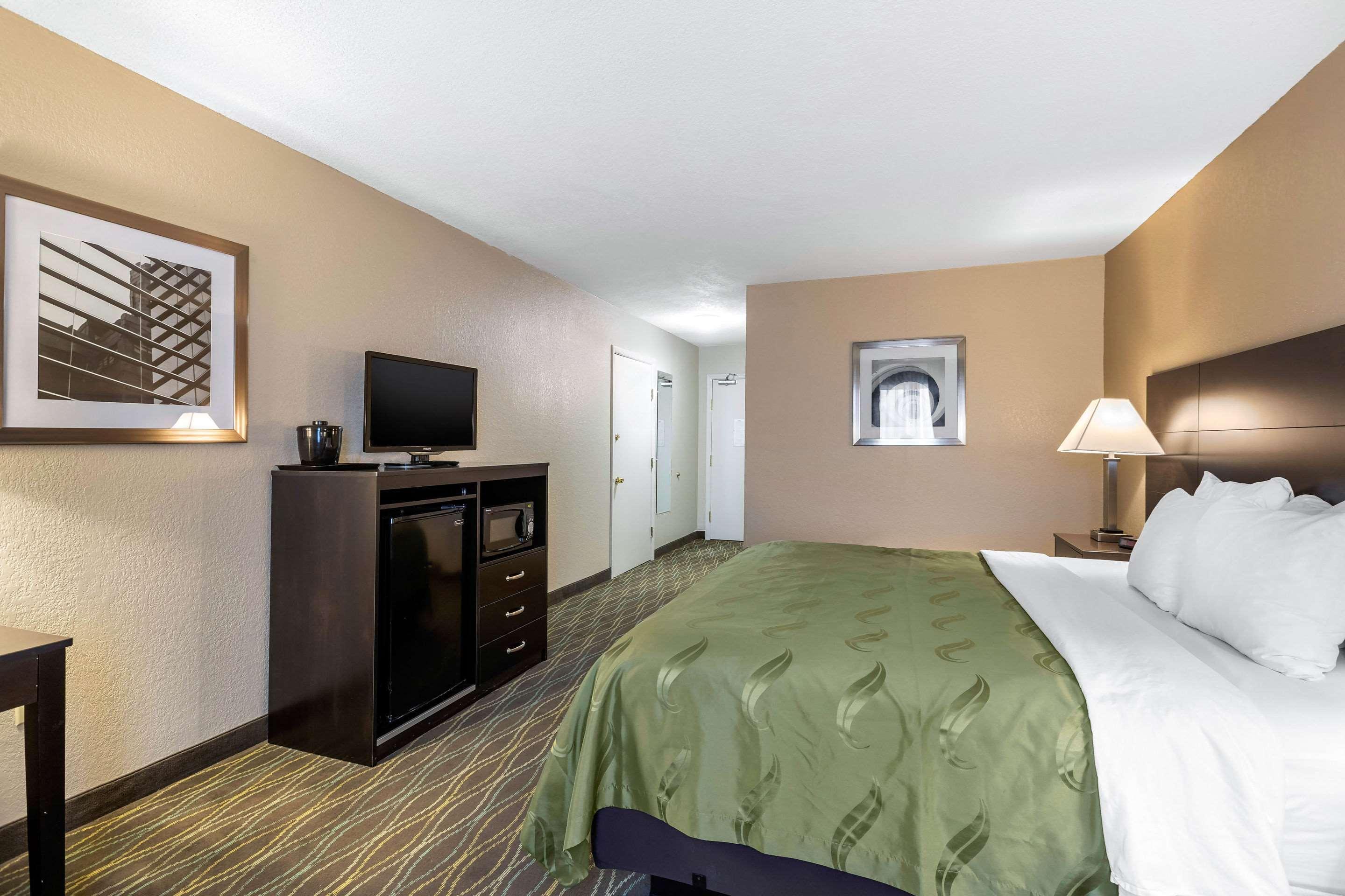 Quality Inn & Suites Des Moines - Merle Hay Road Урбандейл  Екстер'єр фото