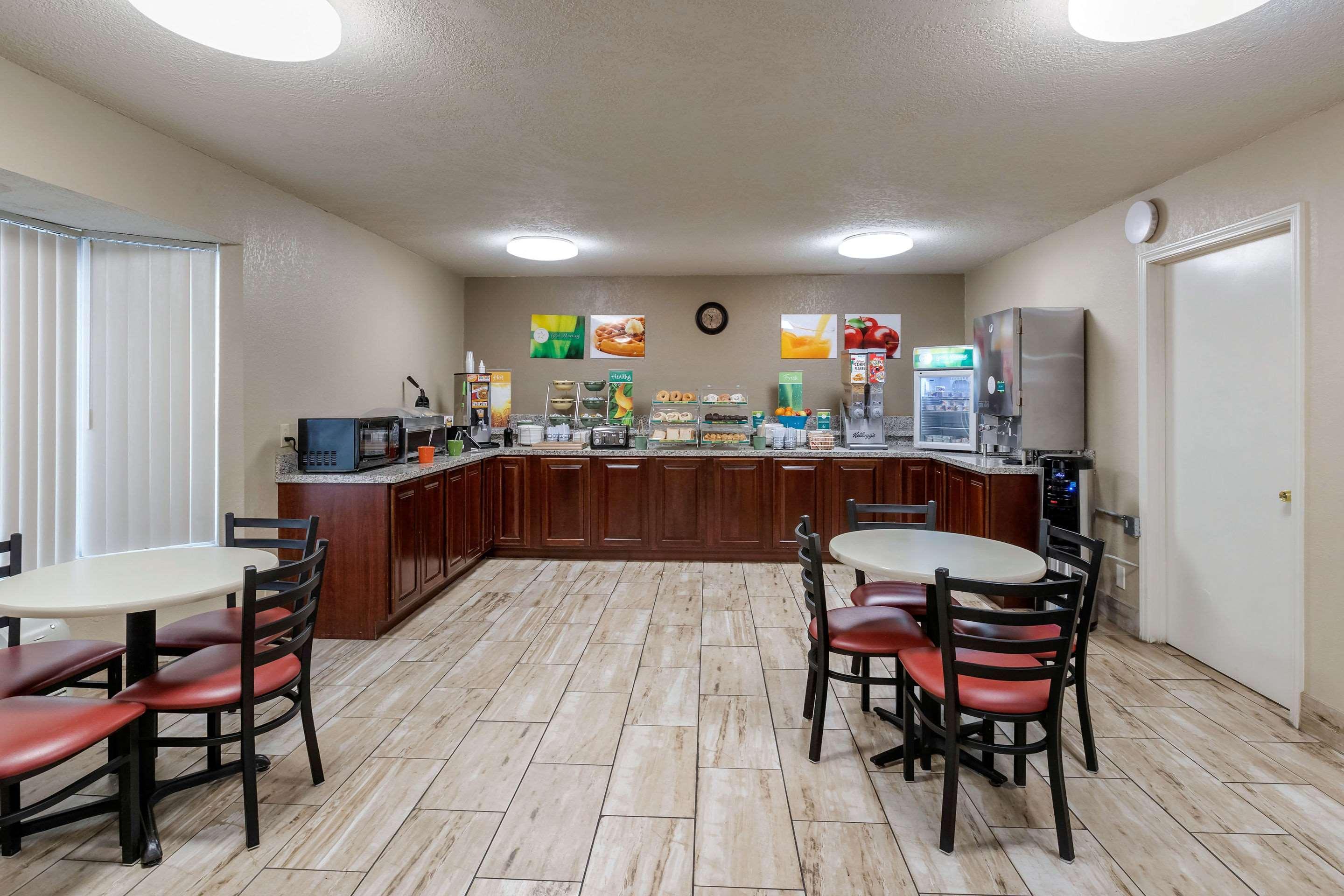 Quality Inn & Suites Des Moines - Merle Hay Road Урбандейл  Екстер'єр фото