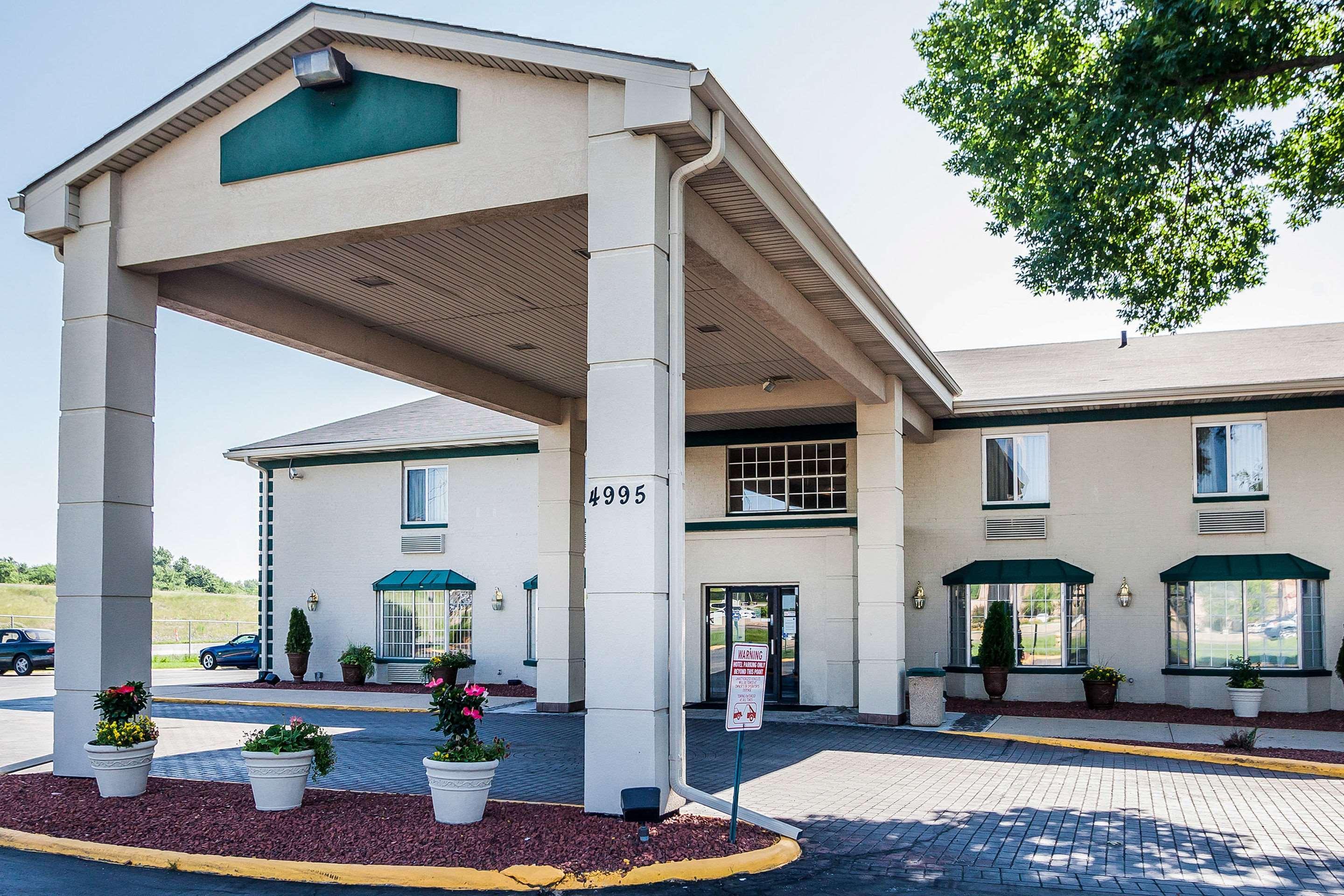 Quality Inn & Suites Des Moines - Merle Hay Road Урбандейл  Екстер'єр фото