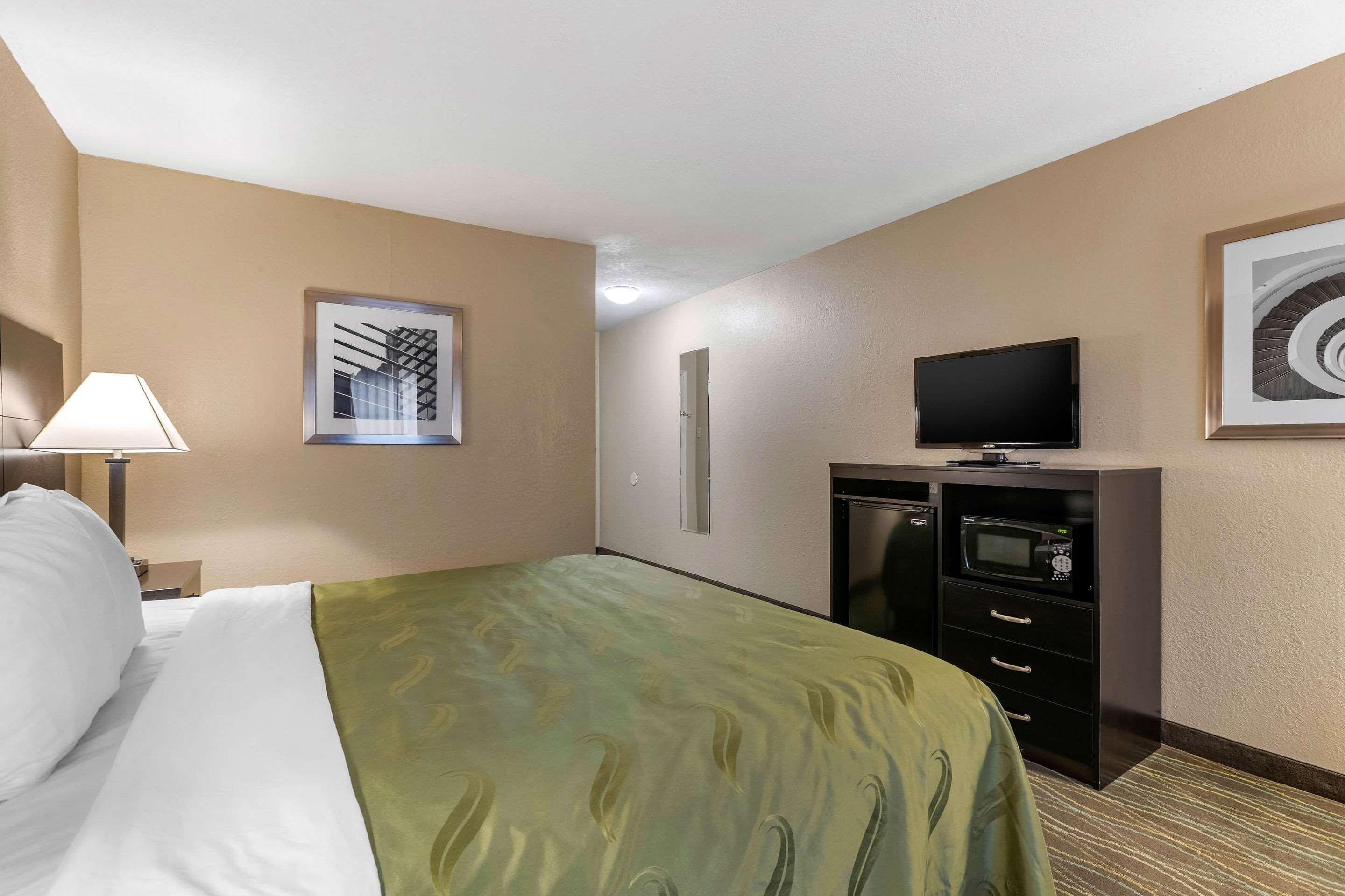 Quality Inn & Suites Des Moines - Merle Hay Road Урбандейл  Екстер'єр фото
