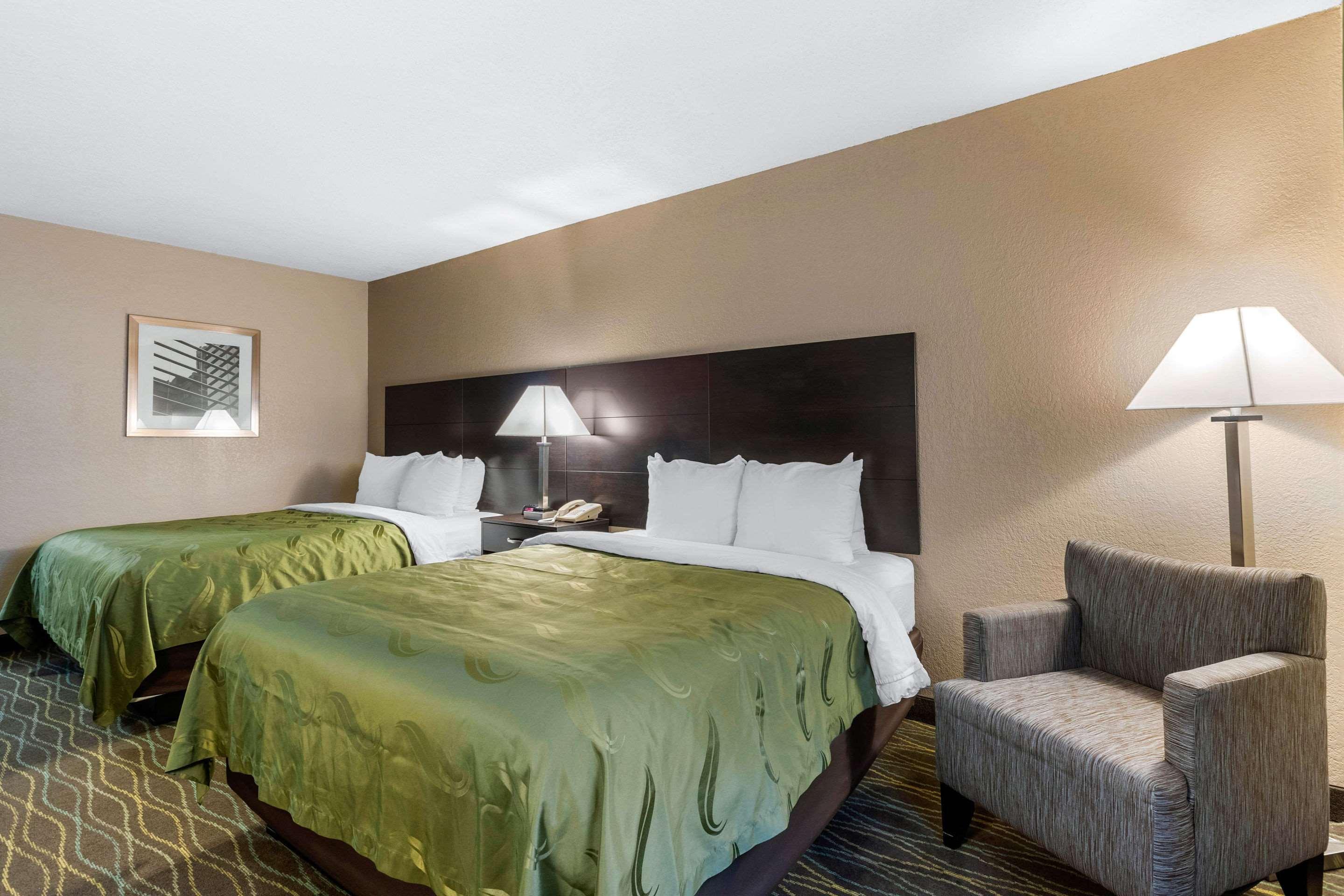 Quality Inn & Suites Des Moines - Merle Hay Road Урбандейл  Екстер'єр фото