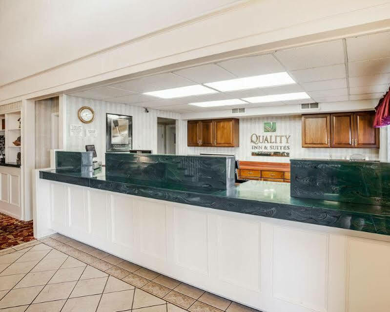 Quality Inn & Suites Des Moines - Merle Hay Road Урбандейл  Екстер'єр фото
